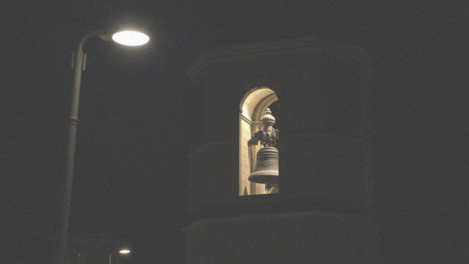 Dlaczego biją dzwony w kościele o 21? Zrozumienie tradycji i symboliki