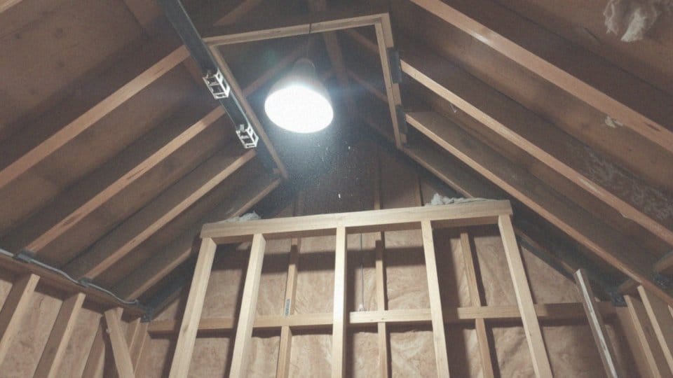 ile kosztuje montaż schodów strychowych? Sprawdź ceny i czynniki!