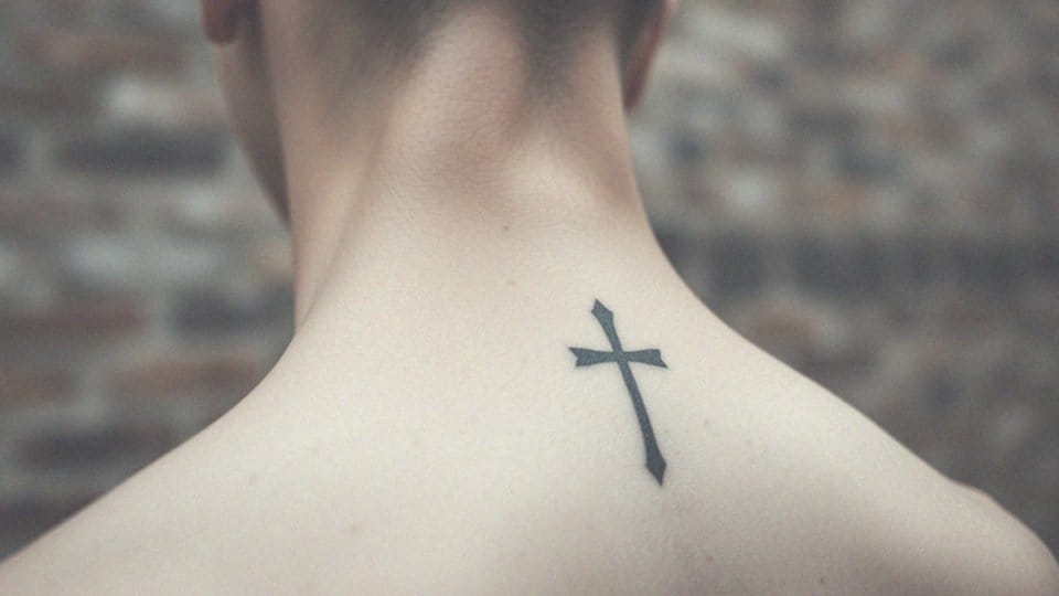 Tatuaż krzyż na szyi – co oznacza i jakie ma symboliczne znaczenie?